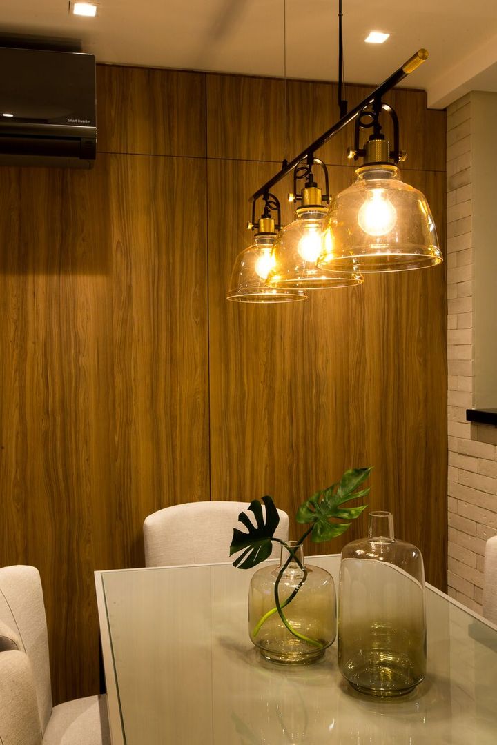 Apartamento aconchegante em tons neutros e madeira, ZOMA Arquitetura ZOMA Arquitetura Modern dining room Lighting