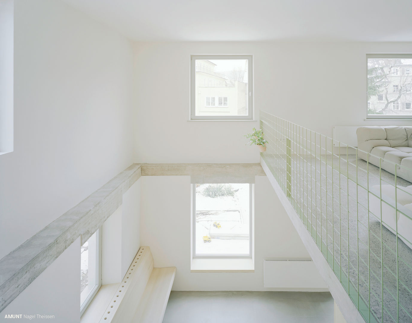 NUB. Renovation of an End-Unit Townhouse from the 1930s/ 50s, AMUNT Architekten in Stuttgart und Aachen AMUNT Architekten in Stuttgart und Aachen Modern dining room