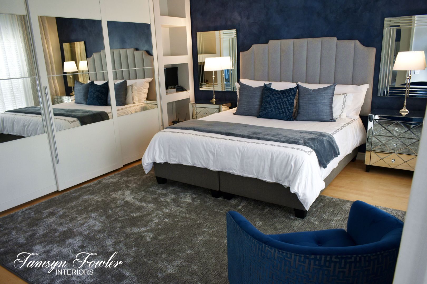 Moody in blue, Tamsyn Fowler Interiors Tamsyn Fowler Interiors Modern style bedroom