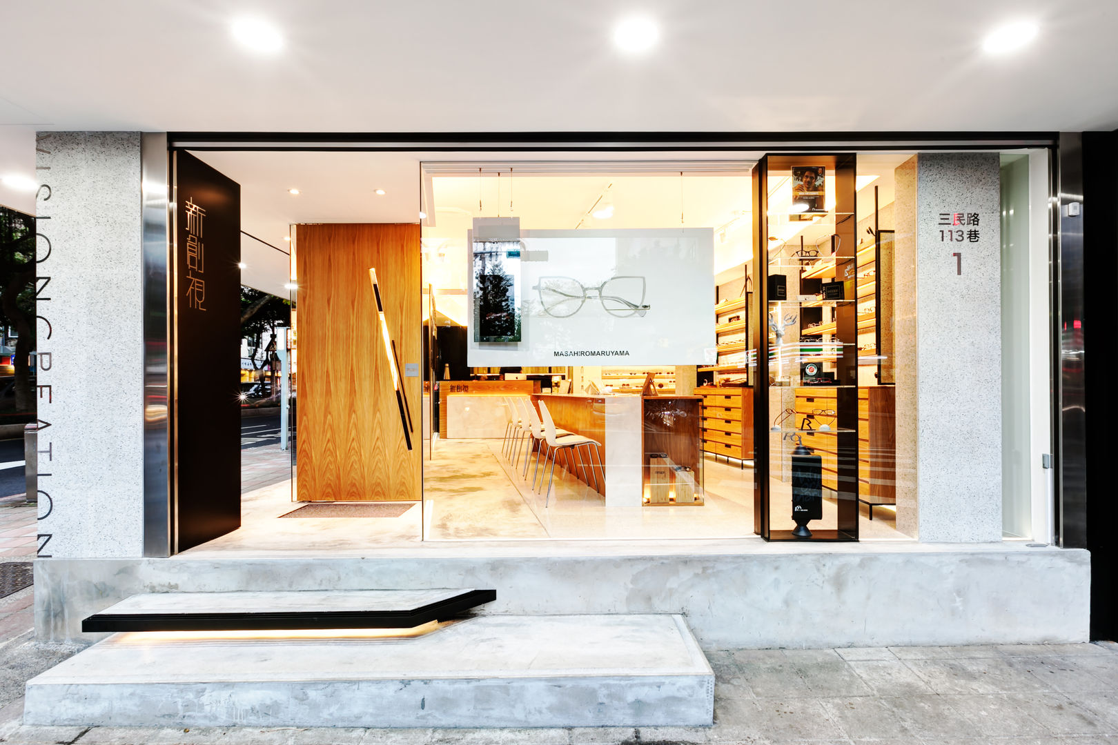 顛覆傳統並充滿視覺享受的眼鏡舖, On Designlab.ltd On Designlab.ltd Puertas y ventanas modernas Ventanas