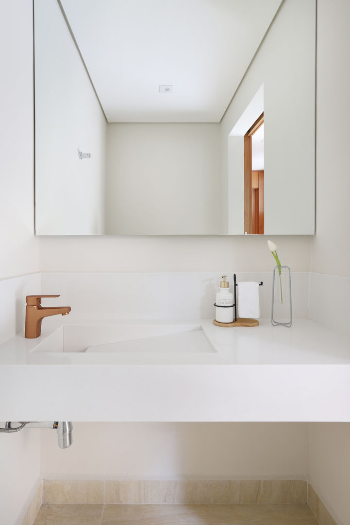 Lavabo Moderno e Minimalista Mirá Arquitetura Espaços comerciais Mármore Branco banheiro clean,banheiro,banheiro moderno,banho,arquitetura,interiores,salao de festas,area comum,condominio,reforma,Locais de eventos