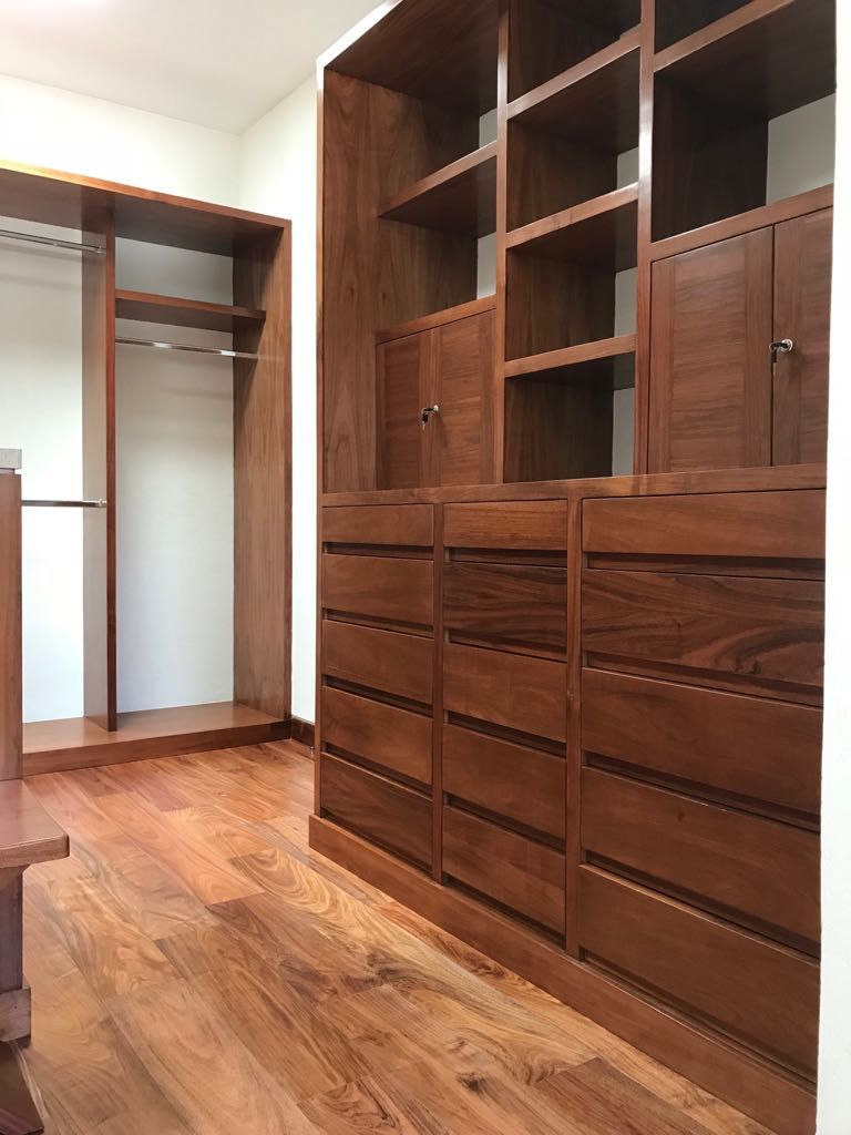 MUEBLE MULTIUSO La ChaPa Closets de estilo minimalista Madera Acabado en madera Accesorios y decoración