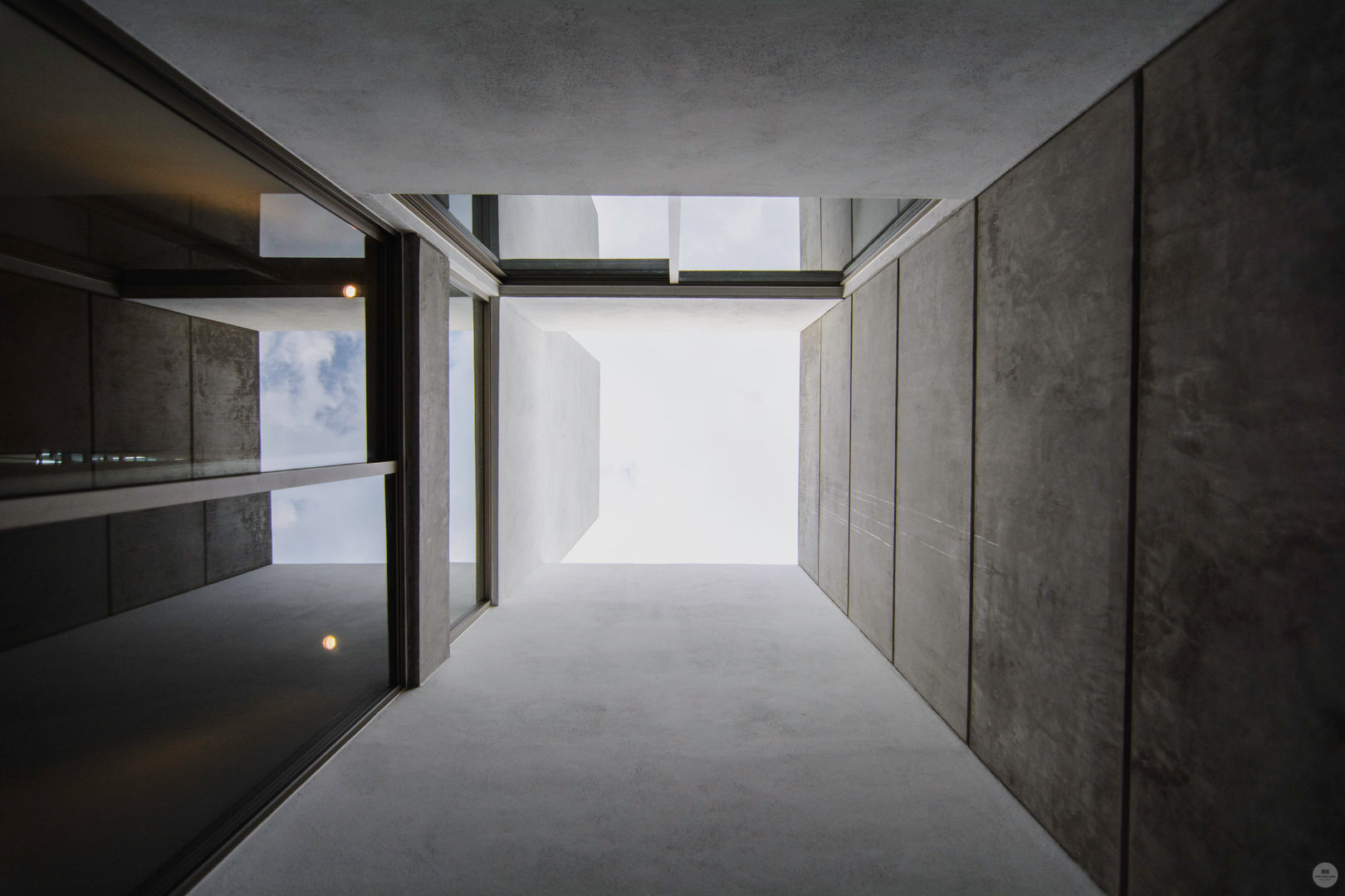 VISTA DESDE EL CUBO DE SERVICIO Arturo Santander Arquitectos Paredes y pisos de estilo moderno Concreto