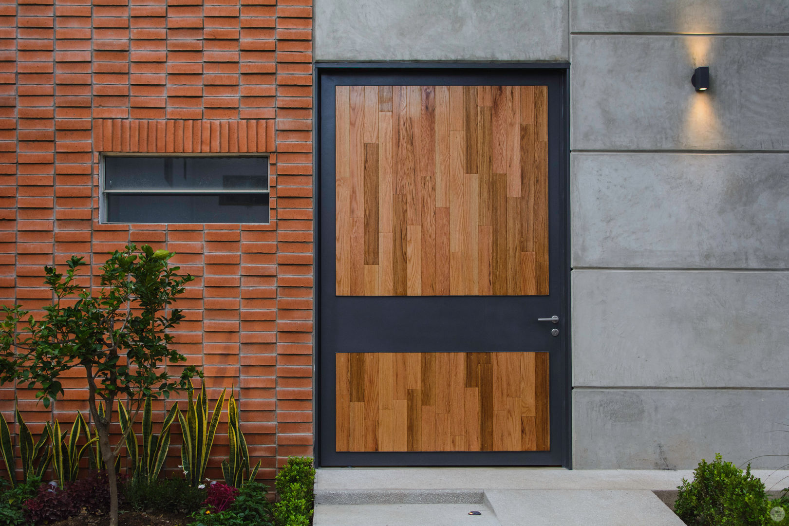 CASA G57, Arturo Santander Arquitectos Arturo Santander Arquitectos Front doors Iron/Steel