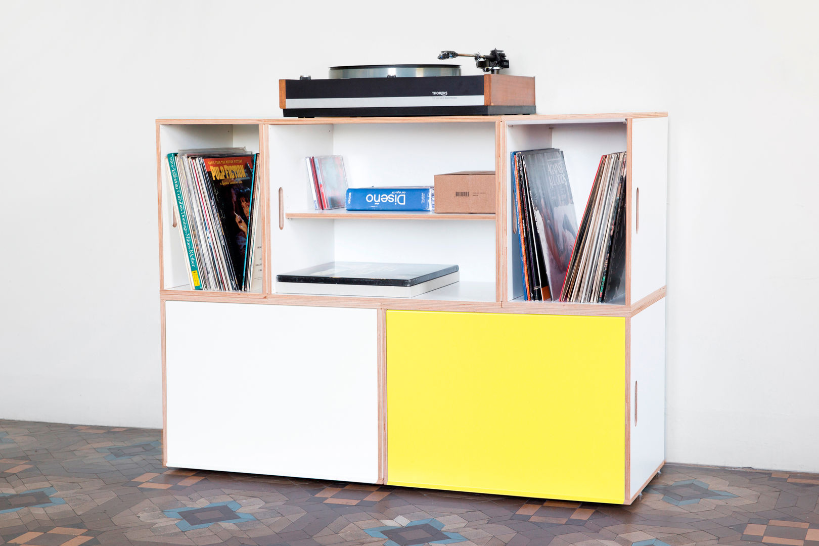 Mueble formado por BrickBox XL con puertas de aluminio en dos colores BrickBox - Estanterías Modulares Salones de estilo minimalista Contrachapado vinilos,archivador,estantería modular,mueble modular,tocadiscos,Muebles de televisión y dispositivos electrónicos