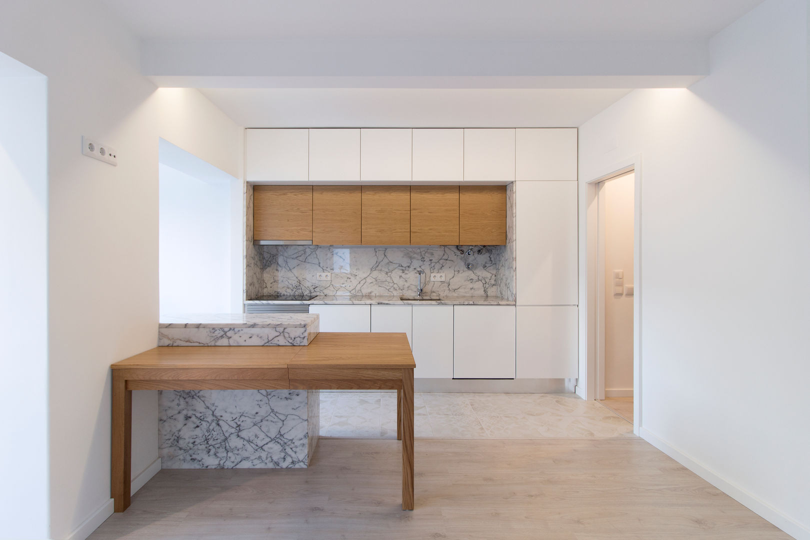 Remodelação integral de apartamento T2 , atelier B-L atelier B-L 小さなキッチン 大理石