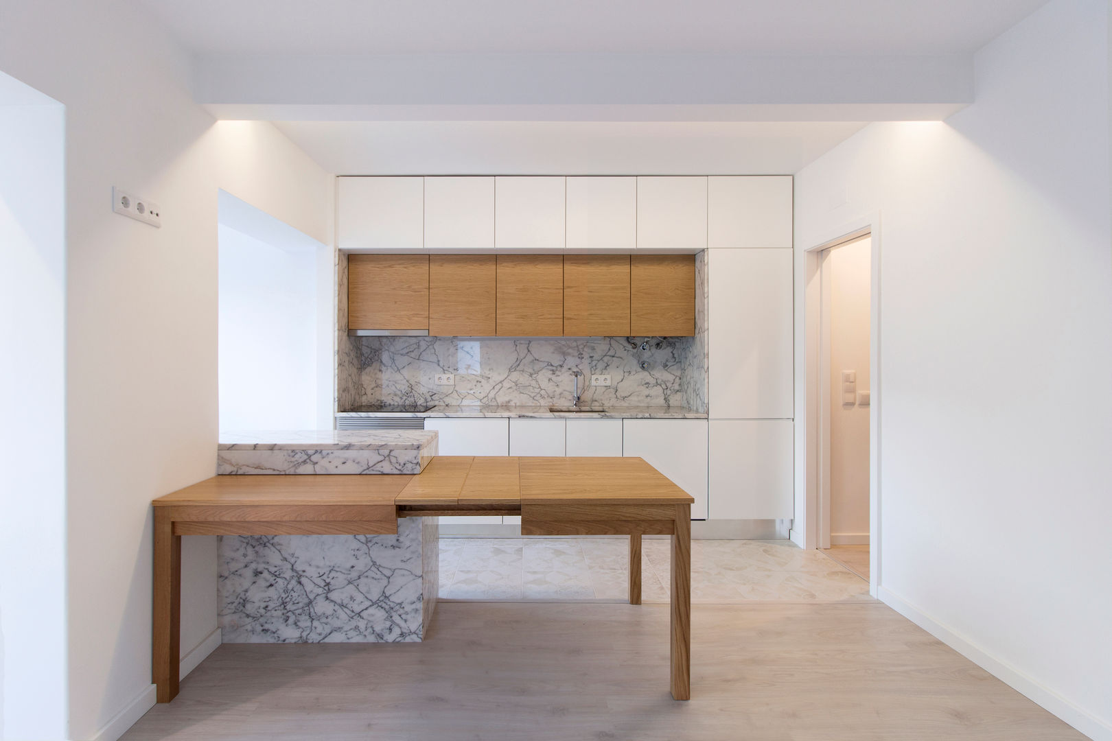 Cozinha atelier B-L Salas de estar minimalistas Madeira Acabamento em madeira mesa extensível, cozinha por medida,