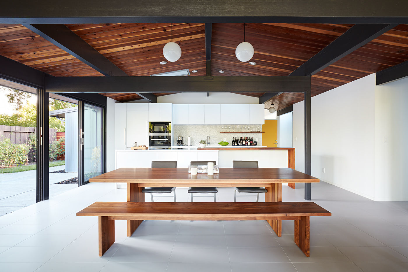 Palo Alto Eichler Remodel by Klopf Architecture, Klopf Architecture Klopf Architecture モダンな キッチン