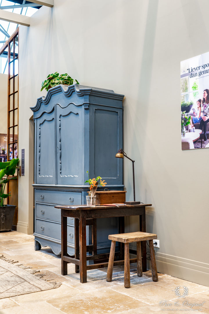 Landelijk interieur met blauw en groen tinten, Pure & Original Pure & Original Wohnzimmer im Landhausstil