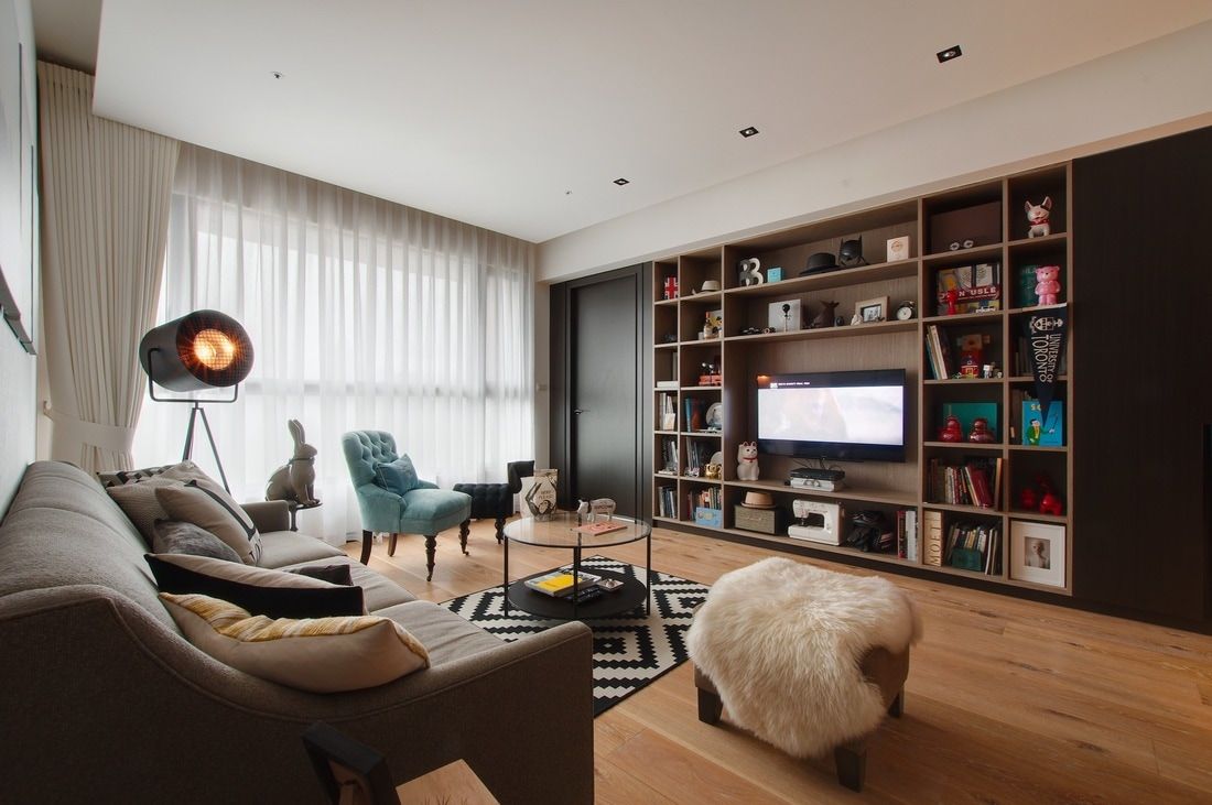 電視牆面設置大片書櫃收納 直方設計有限公司 Living room TV stands & cabinets