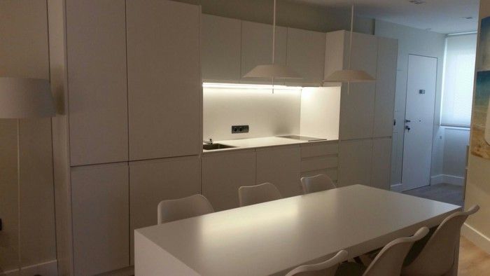 Proyecto de reforma y decoración de interiores de un piso en Jaén, Qum estudio, tienda de muebles y accesorios en Andalucía Qum estudio, tienda de muebles y accesorios en Andalucía Modern Kitchen