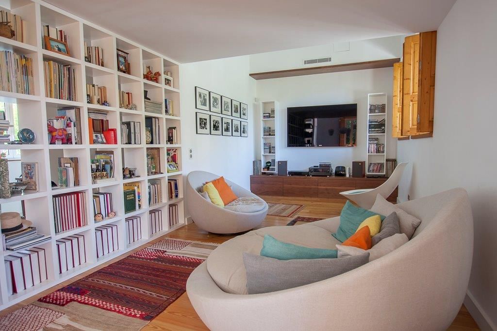 PROJETOS: Casa com Alma, INTERDOBLE BY MARTA SILVA - Design de Interiores INTERDOBLE BY MARTA SILVA - Design de Interiores Ruang Keluarga Modern