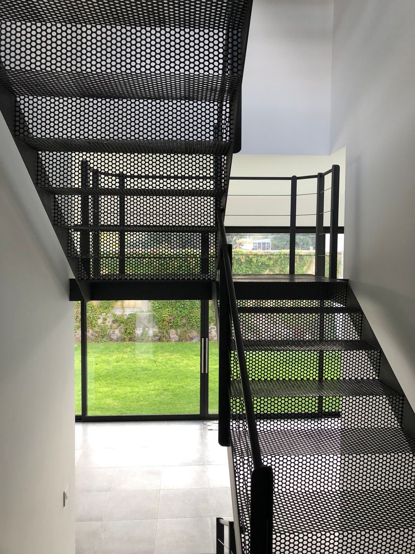 Casas Colinas de Juriquilla, ARC Arquitectos S.A. de C.V. ARC Arquitectos S.A. de C.V. Stairs Metal