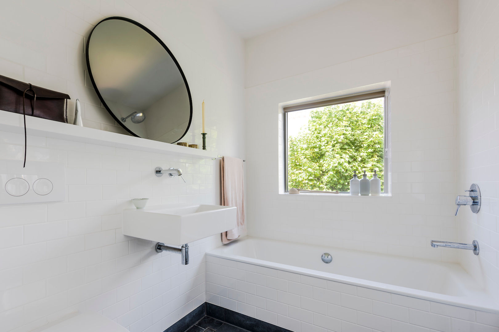 De Pijp Apartment, Deirdre Renniers Interior Design Deirdre Renniers Interior Design Banheiros minimalistas