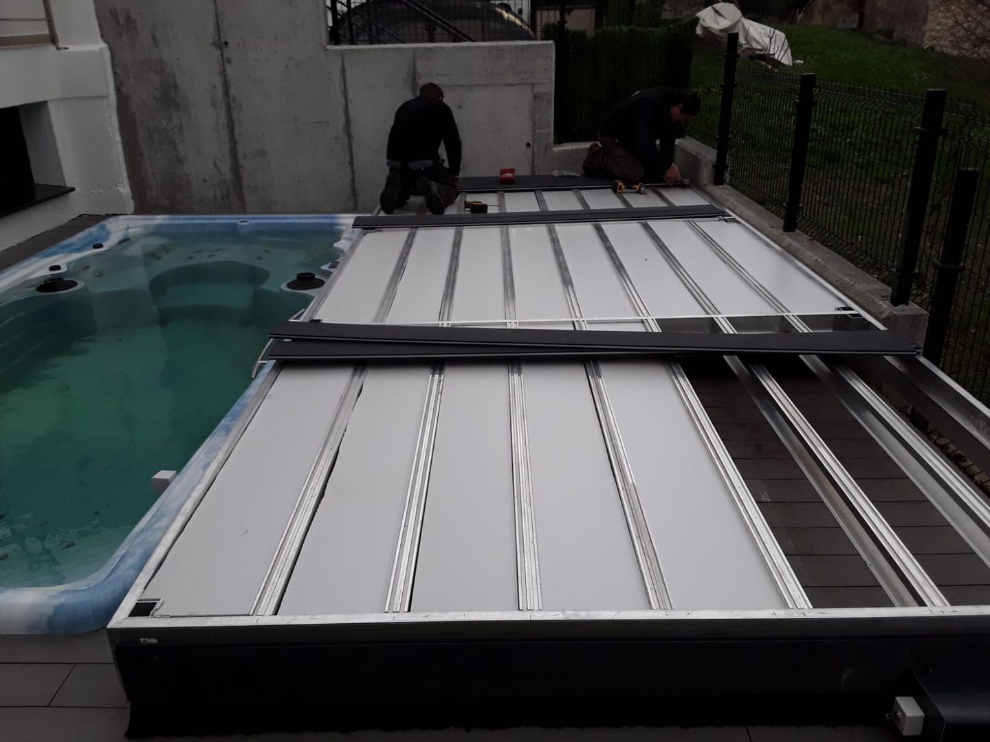 ESTRUCTURA DE LA TERRAZA MOVIL DE PISCINA POOLDECK AZENCO Piscinas de estilo moderno Madera Acabado en madera Albercas