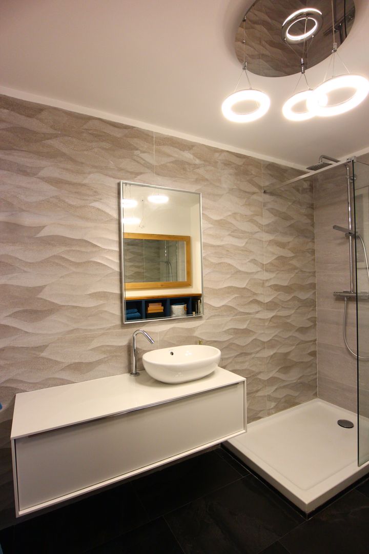 "Sunshine" - 2 pièces entièrement rénové, Blanc Corail - Jade Orticoni Blanc Corail - Jade Orticoni Minimalist style bathroom