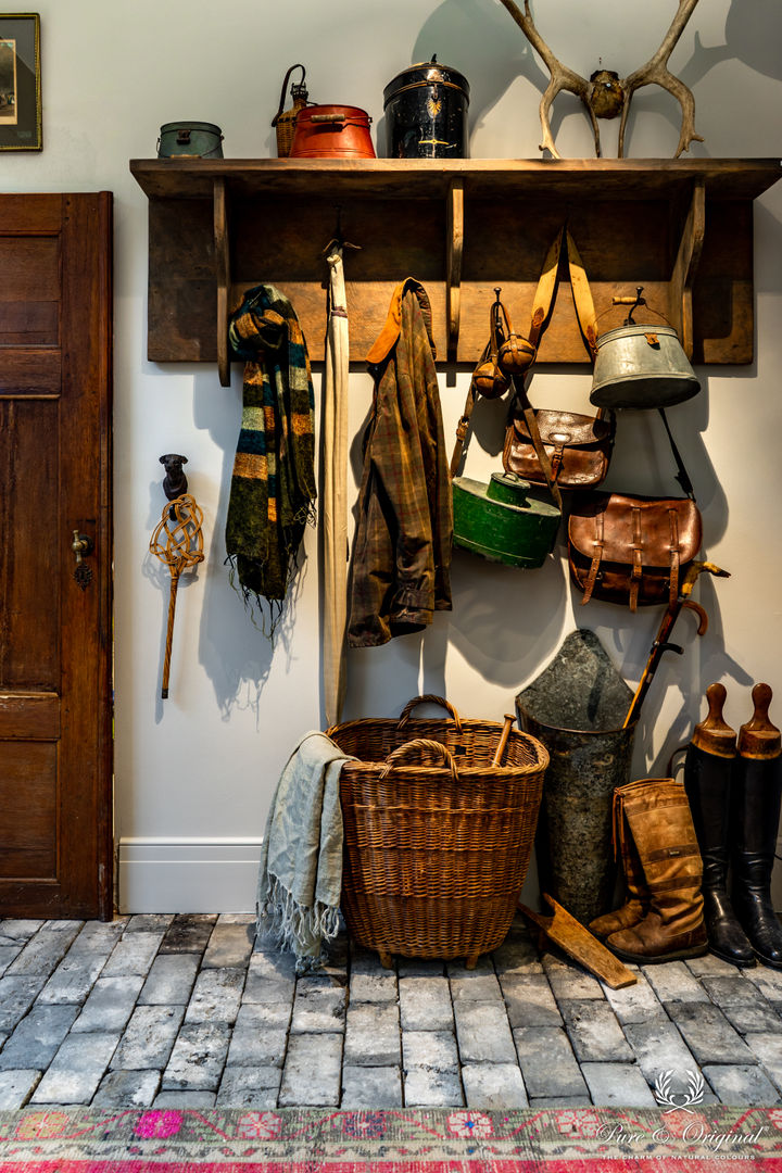 Landelijk interieur met blauw en groen tinten, Pure & Original Pure & Original Pasillos, vestíbulos y escaleras de estilo rural