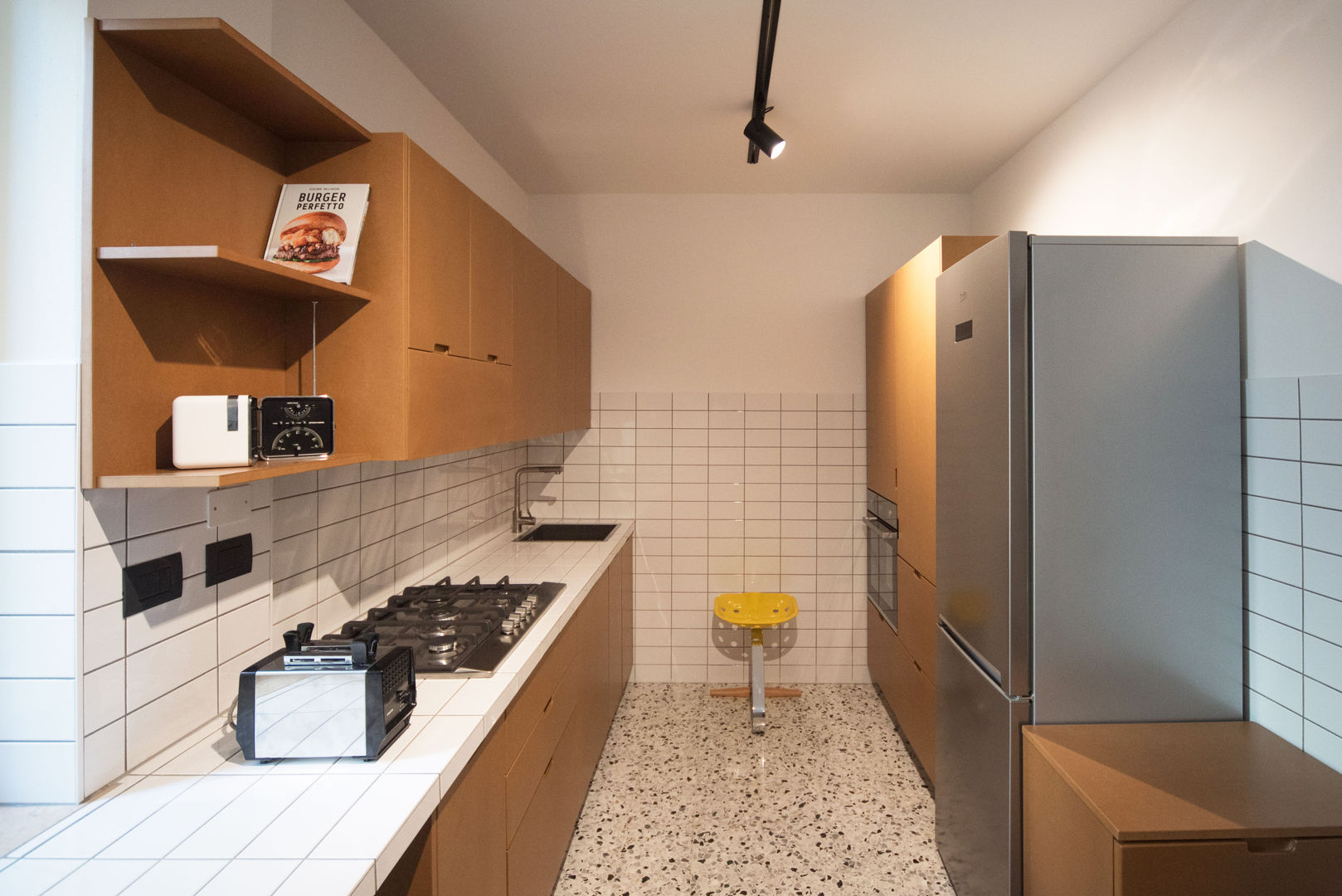TIFFANY, PADIGLIONE B PADIGLIONE B Modern style kitchen MDF Cabinets & shelves