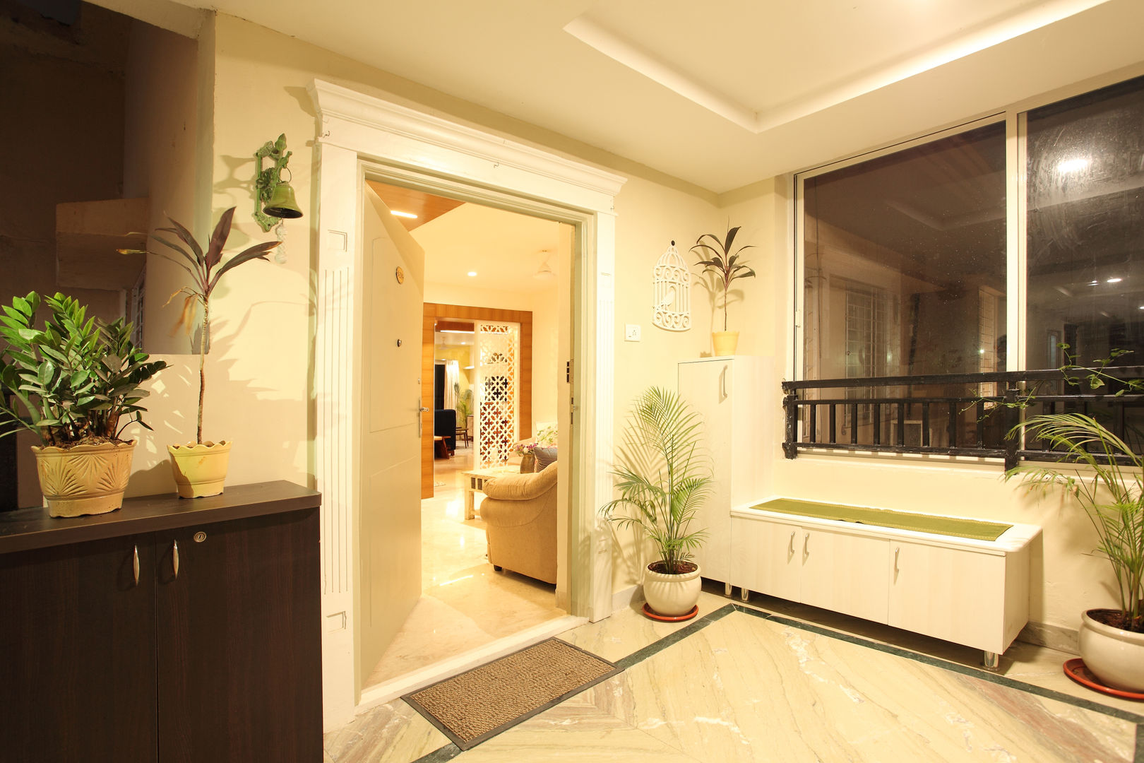 Entrance Saloni Narayankar Interiors Rustic style corridor, hallway & stairs