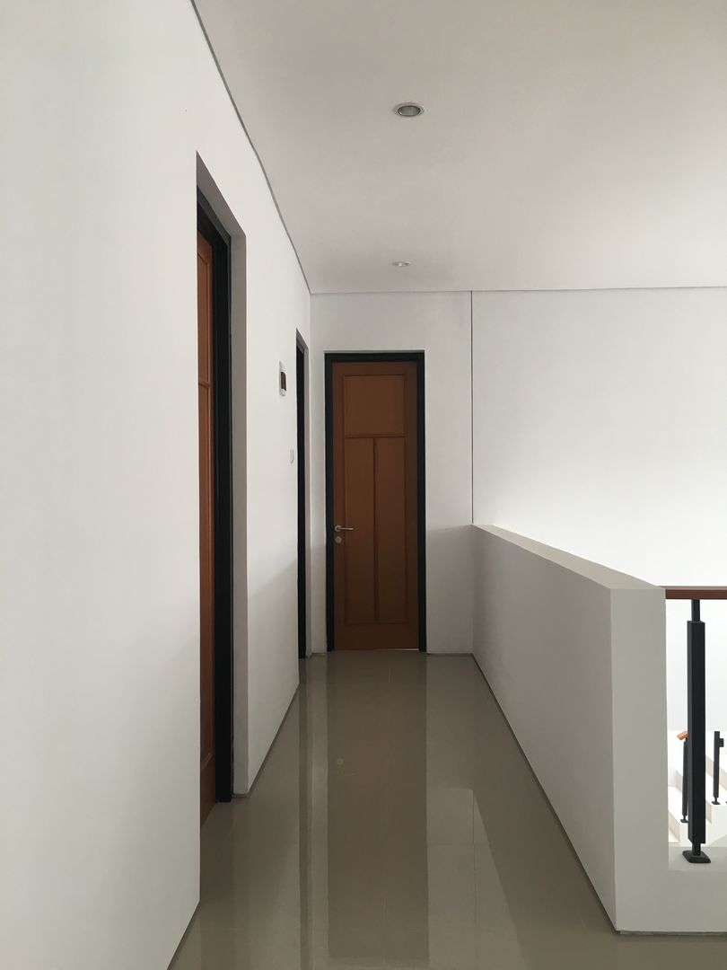 rumah antapani J12 bandung, indra firmansyah architects indra firmansyah architects Industrial style corridor, hallway and stairs
