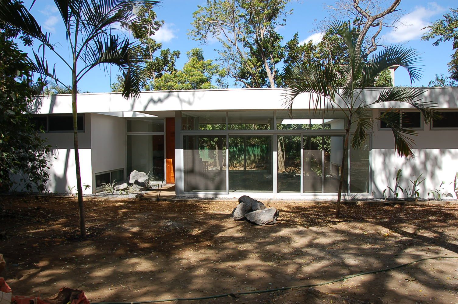 Diseño de Casa en Managua, Nicaragua por SMF Arquitectos, SMF Arquitectos / Juan Martín Flores, Enrique Speroni, Gabriel Martinez SMF Arquitectos / Juan Martín Flores, Enrique Speroni, Gabriel Martinez Eengezinswoning