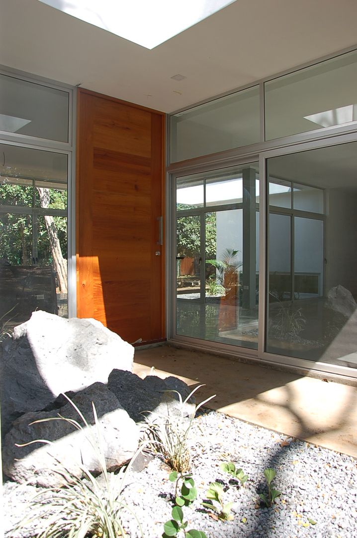 Diseño de Casa en Managua, Nicaragua por SMF Arquitectos, SMF Arquitectos / Juan Martín Flores, Enrique Speroni, Gabriel Martinez SMF Arquitectos / Juan Martín Flores, Enrique Speroni, Gabriel Martinez Modern style doors