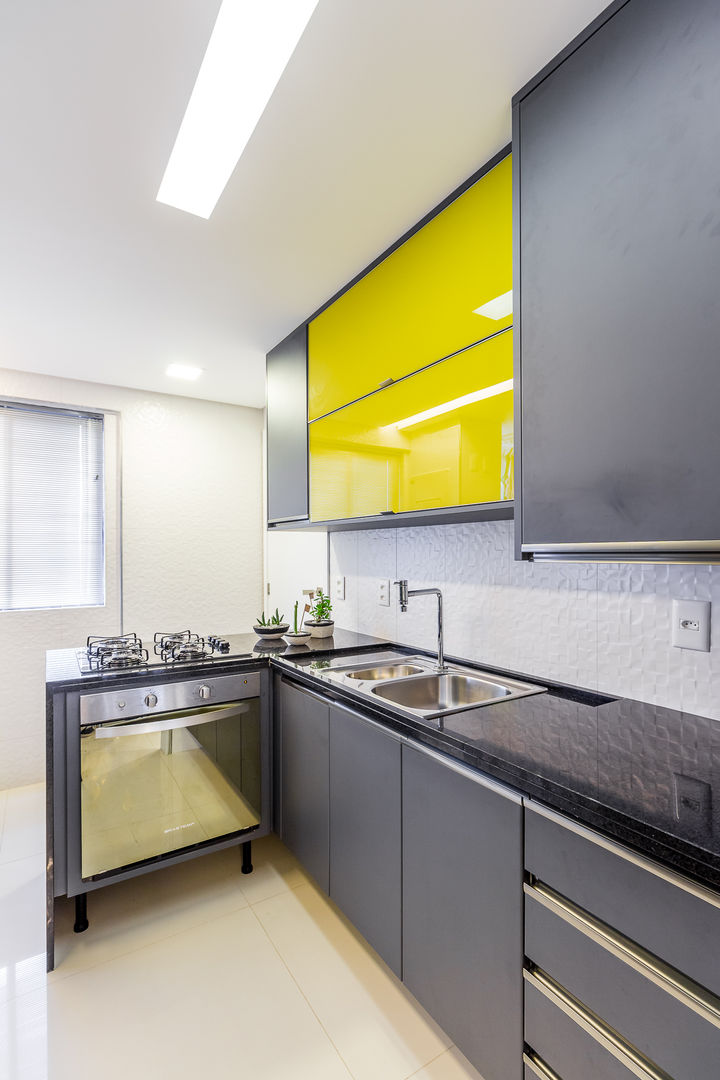 Apartamento com tons marcantes, moderno, dinâmico e cheio de energia., Arquitetura Sônia Beltrão & associados Arquitetura Sônia Beltrão & associados Armarios de cocinas