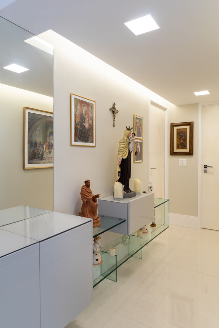 Reforma em Apartamento com toque classico e moderno, em tons claros, Arquitetura Sônia Beltrão & associados Arquitetura Sônia Beltrão & associados Modern corridor, hallway & stairs MDF