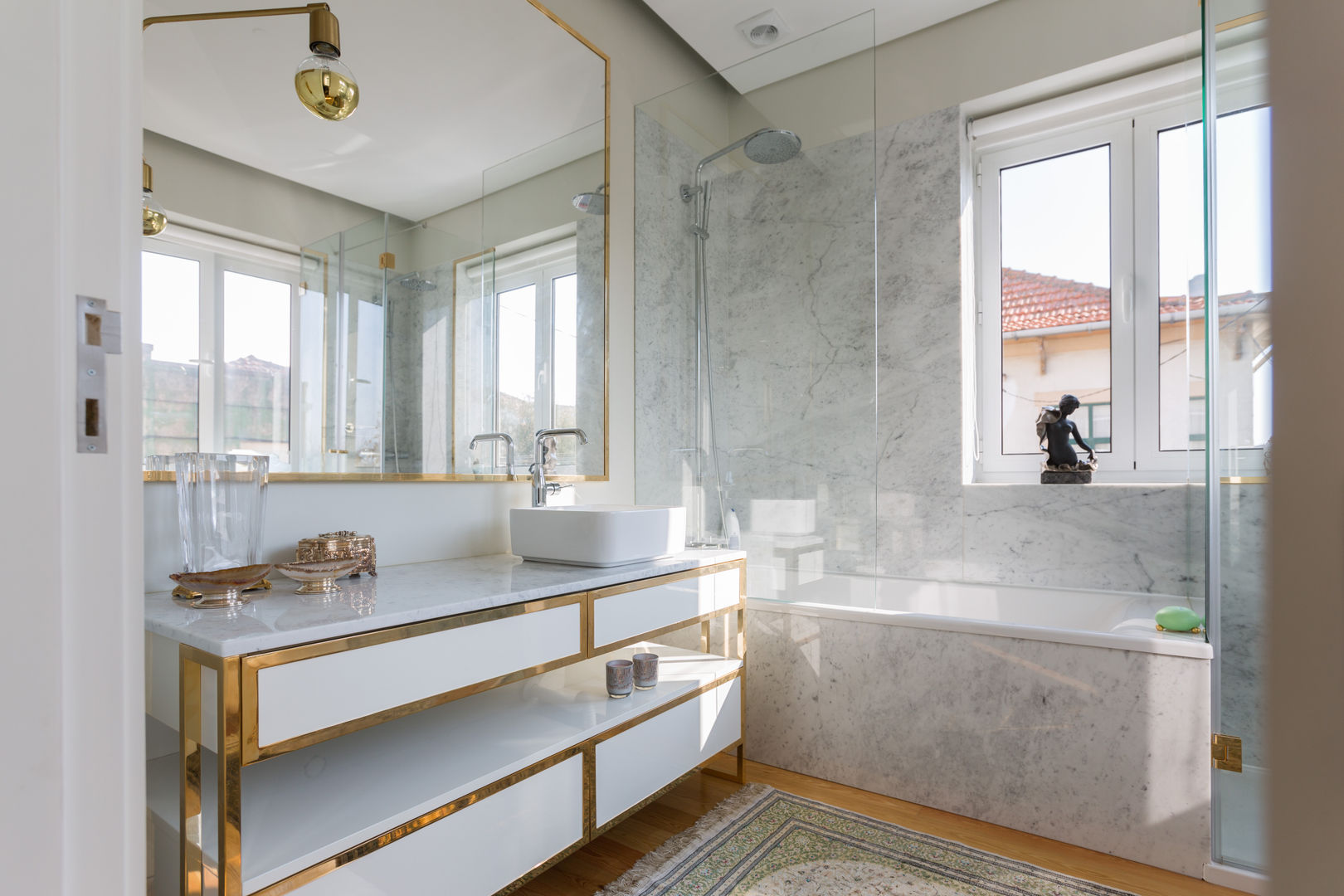 Casa de banho - Moradia em Leça da Palmeira - SHI Studio Interior Design homify Modern Banyo casa de banho,wc,marmore,branco,dourado,shistudio,shi studio,espelho,sheila moura azevedo,leça da palmeira,porto,interior design...