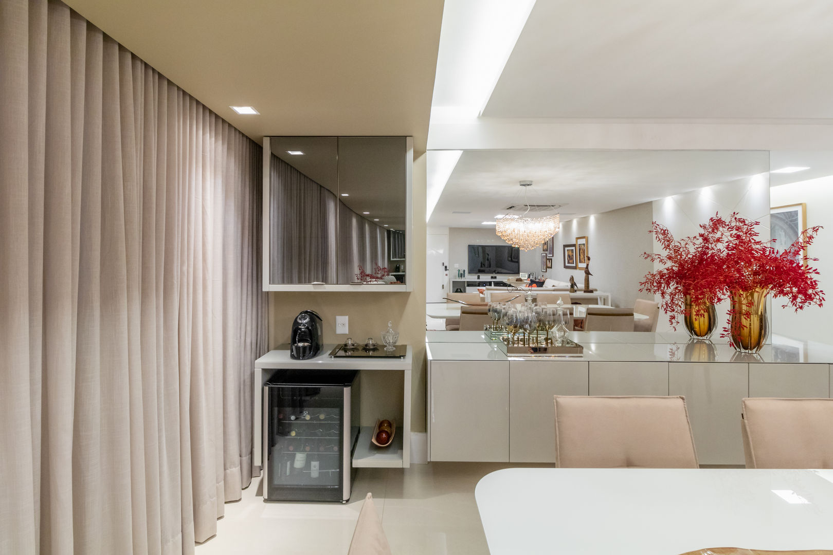 Reforma em Apartamento com toque classico e moderno, em tons claros, Arquitetura Sônia Beltrão & associados Arquitetura Sônia Beltrão & associados Sala da pranzo moderna