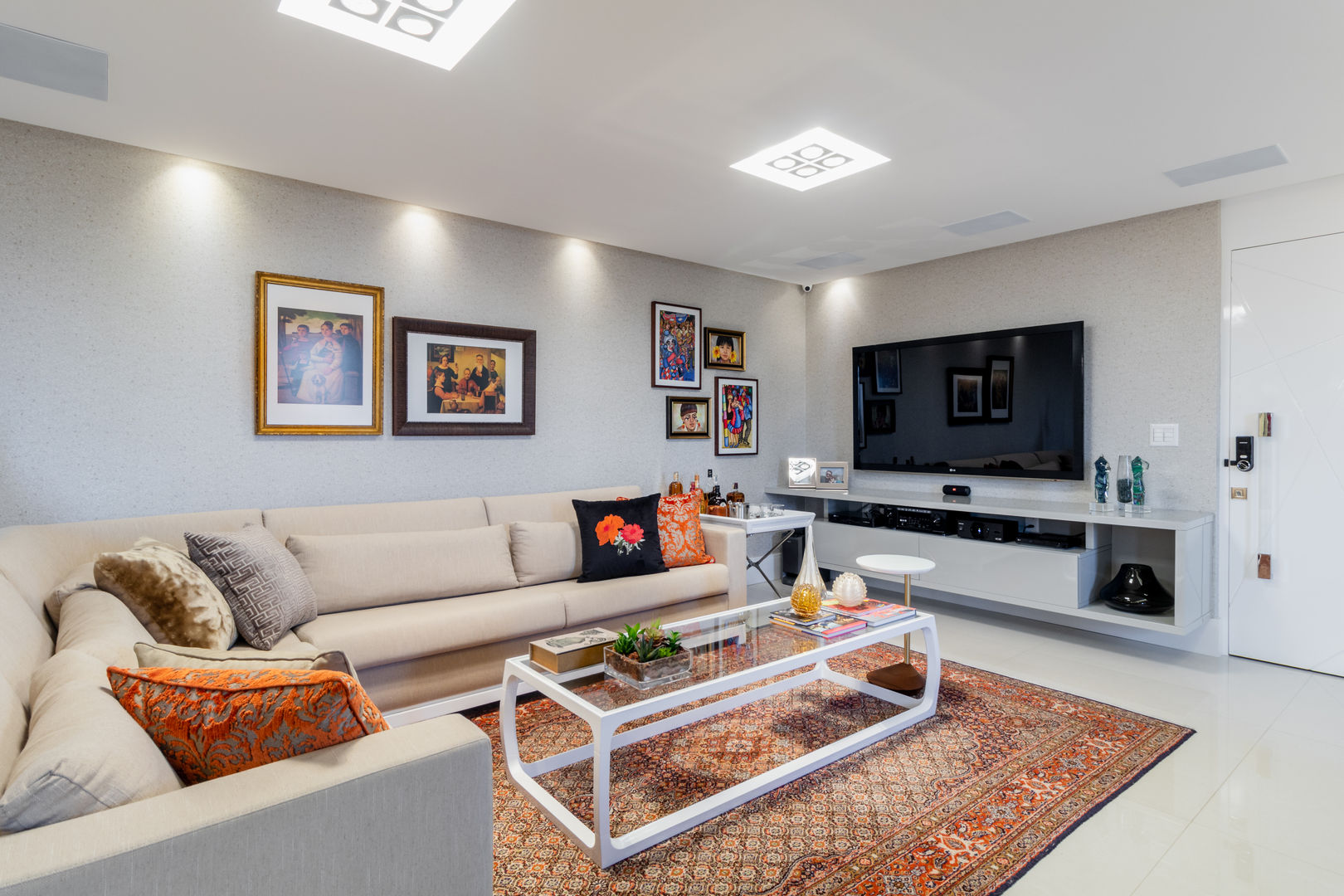 Reforma em Apartamento com toque classico e moderno, em tons claros, Arquitetura Sônia Beltrão & associados Arquitetura Sônia Beltrão & associados Modern living room