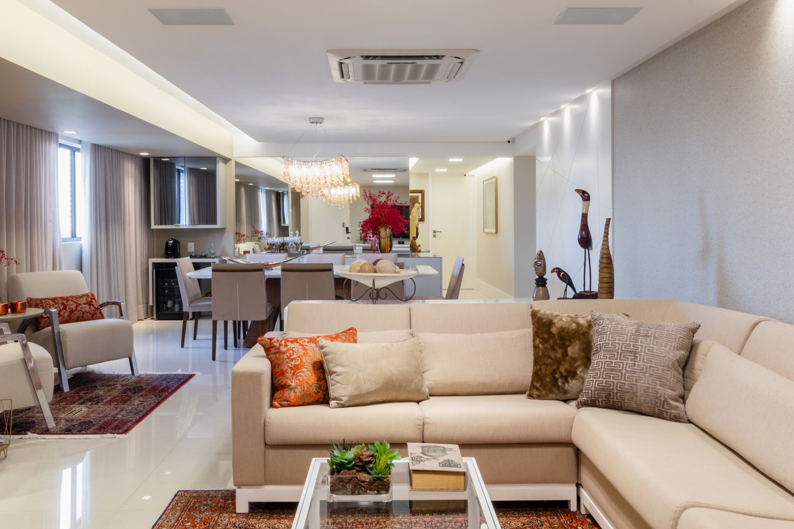 Reforma em Apartamento com toque classico e moderno, em tons claros, Arquitetura Sônia Beltrão & associados Arquitetura Sônia Beltrão & associados Salones modernos