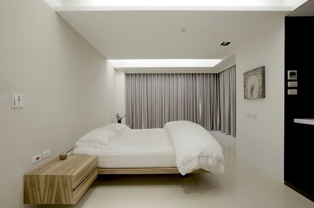 主臥利用簡單的木製家具點綴整體空間 直方設計有限公司 Small bedroom