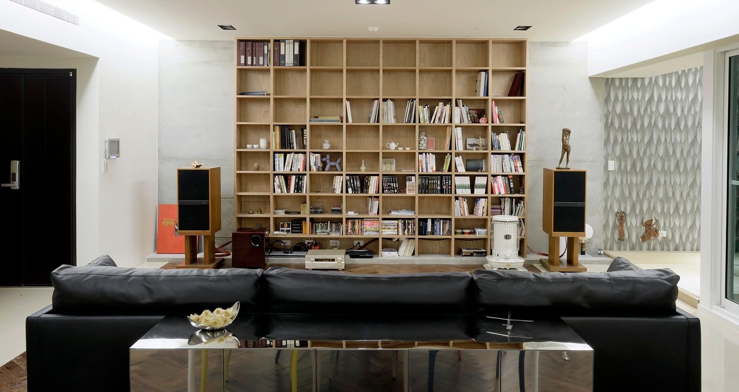 結合書房與家庭電影院的客廳 直方設計有限公司 Modern living room TV stands & cabinets