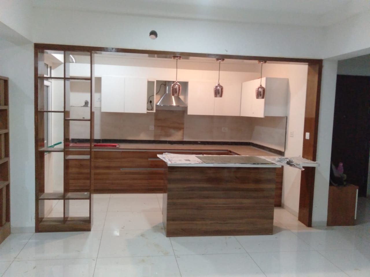Mr.Unnikrishnan's Residence, Urban Forest, Whitefield, Bangalore, Design Space Design Space Cocinas modernas: Ideas, imágenes y decoración Contrachapado Estanterías y despensas