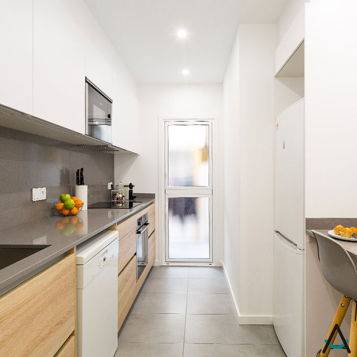 Proyecto de reforma e interiorismo en una vivienda en Barcelona por Estudi Aura, Estudi Aura, decoradores y diseñadores de interiores en Barcelona Estudi Aura, decoradores y diseñadores de interiores en Barcelona Small kitchens Wood Wood effect