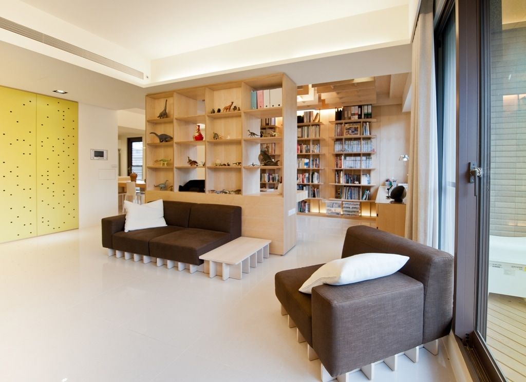 利用大片櫃體隔出客廳與書房 直方設計有限公司 Living room Shelves