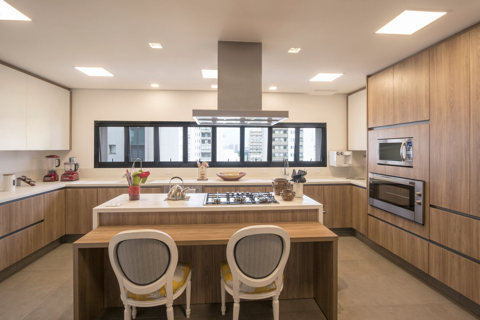 Cozinha de Alto Padrão com Bancada em Corian® Branco, Lnormand Interiores Lnormand Interiores Kitchen Bench tops