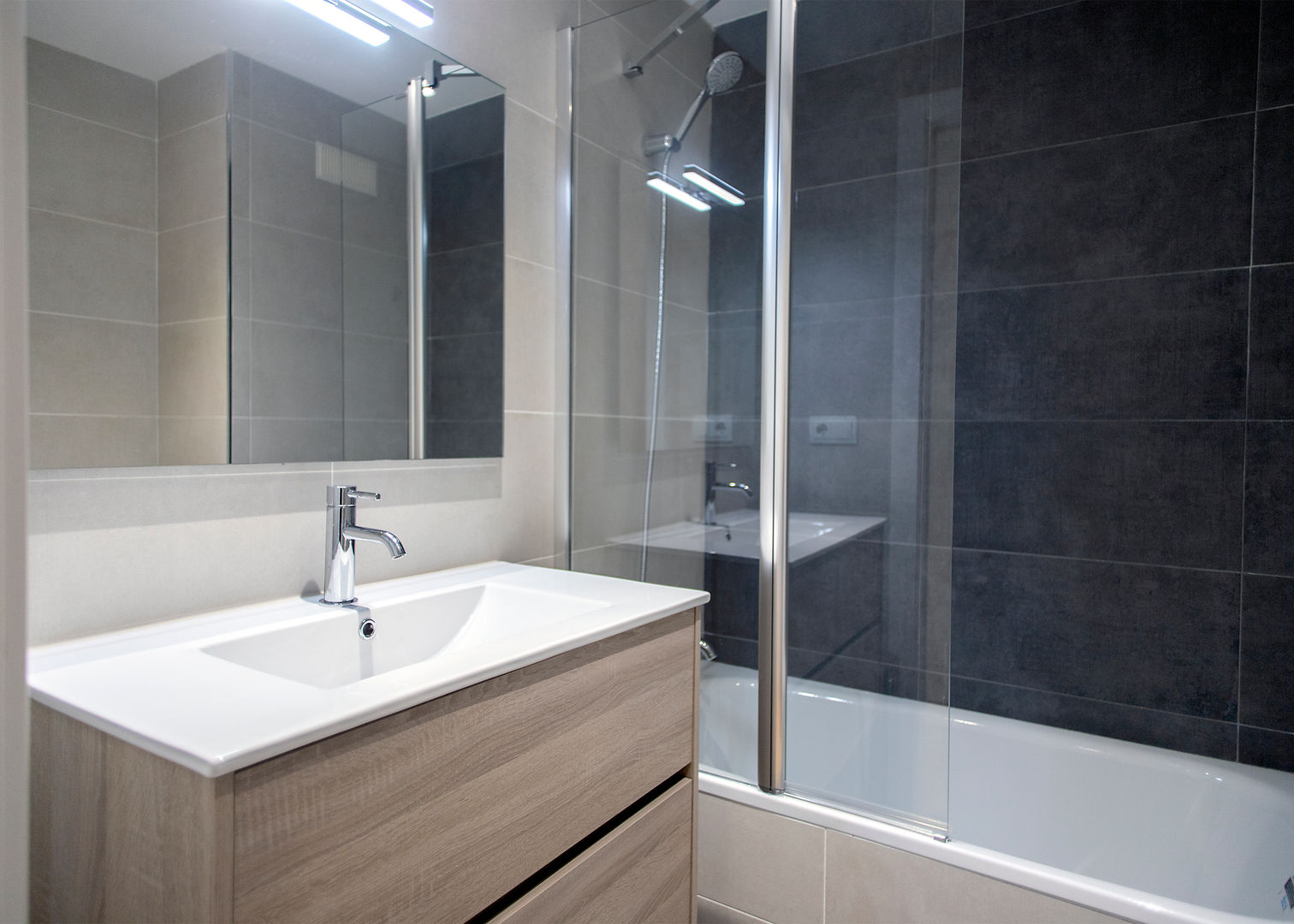 Reforma integral en Travessera de les Corts de Barcelona, Grupo Inventia Grupo Inventia Modern bathroom Tiles