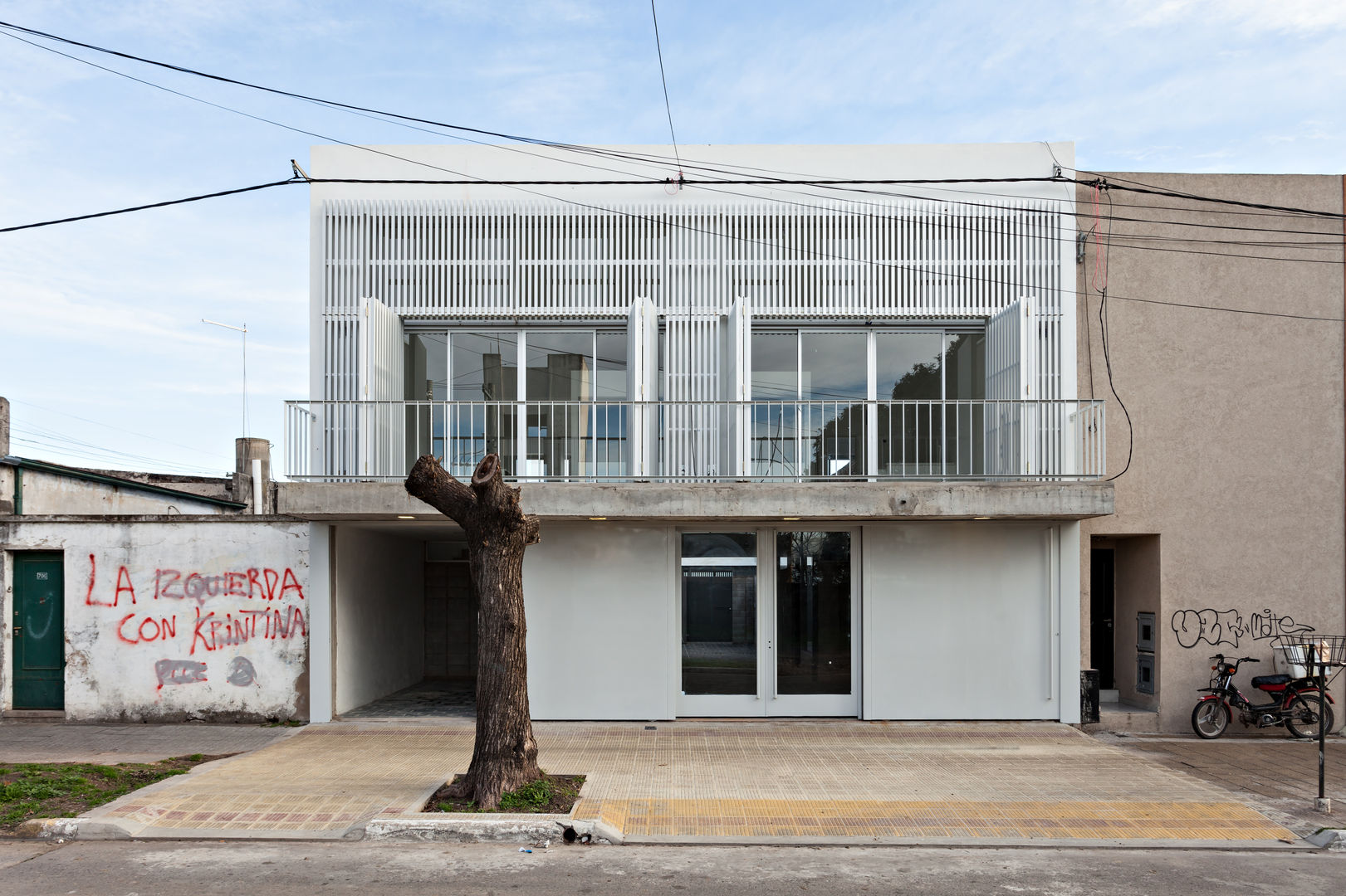 Diseño de 4 Viviendas con Patio en La Plata por por SMF Arquitectos, SMF Arquitectos / Juan Martín Flores, Enrique Speroni, Gabriel Martinez SMF Arquitectos / Juan Martín Flores, Enrique Speroni, Gabriel Martinez Modern houses