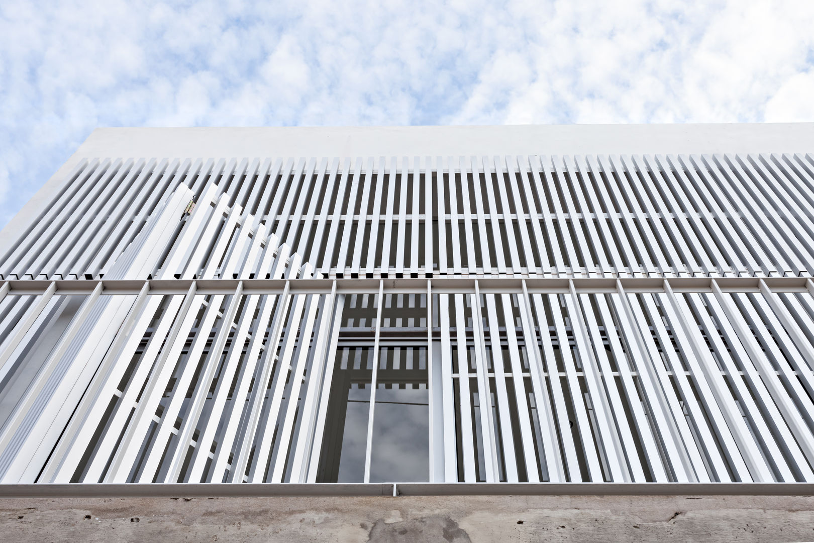 Diseño de 4 Viviendas con Patio en La Plata por por SMF Arquitectos, SMF Arquitectos / Juan Martín Flores, Enrique Speroni, Gabriel Martinez SMF Arquitectos / Juan Martín Flores, Enrique Speroni, Gabriel Martinez 現代房屋設計點子、靈感 & 圖片