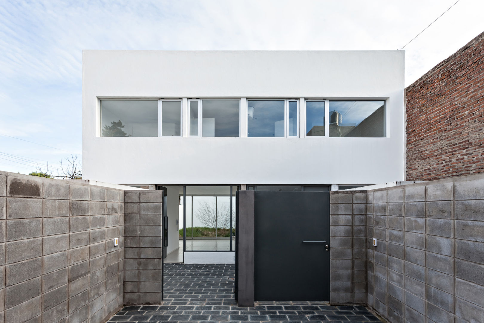 Diseño de 4 Viviendas con Patio en La Plata por por SMF Arquitectos, SMF Arquitectos / Juan Martín Flores, Enrique Speroni, Gabriel Martinez SMF Arquitectos / Juan Martín Flores, Enrique Speroni, Gabriel Martinez Nhà gia đình