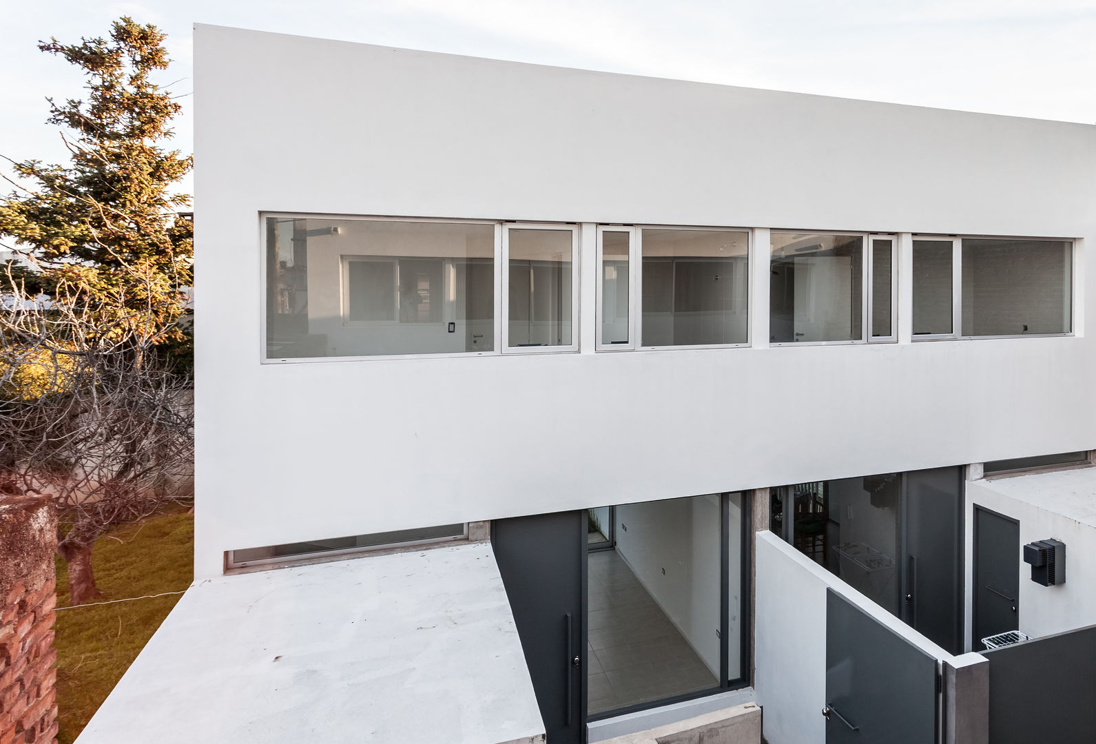 Diseño de 4 Viviendas con Patio en La Plata por por SMF Arquitectos, SMF Arquitectos / Juan Martín Flores, Enrique Speroni, Gabriel Martinez SMF Arquitectos / Juan Martín Flores, Enrique Speroni, Gabriel Martinez Modern home