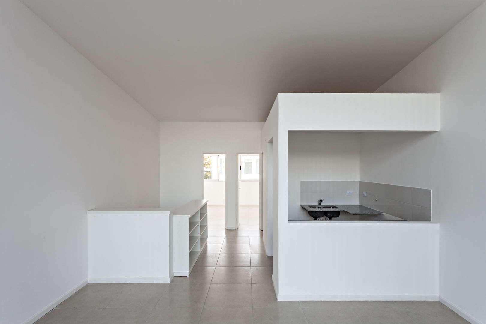 Diseño de 4 Viviendas con Patio en La Plata por por SMF Arquitectos, SMF Arquitectos / Juan Martín Flores, Enrique Speroni, Gabriel Martinez SMF Arquitectos / Juan Martín Flores, Enrique Speroni, Gabriel Martinez Modern kitchen