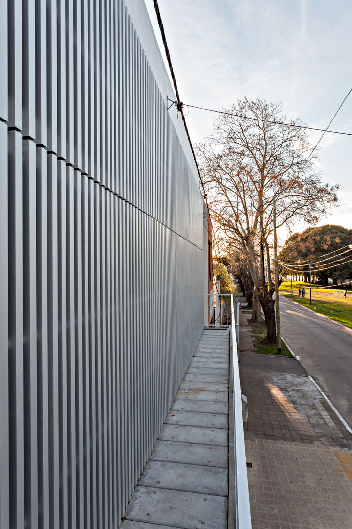 Diseño de 4 Viviendas con Patio en La Plata por por SMF Arquitectos, SMF Arquitectos / Juan Martín Flores, Enrique Speroni, Gabriel Martinez SMF Arquitectos / Juan Martín Flores, Enrique Speroni, Gabriel Martinez บ้านเดี่ยว