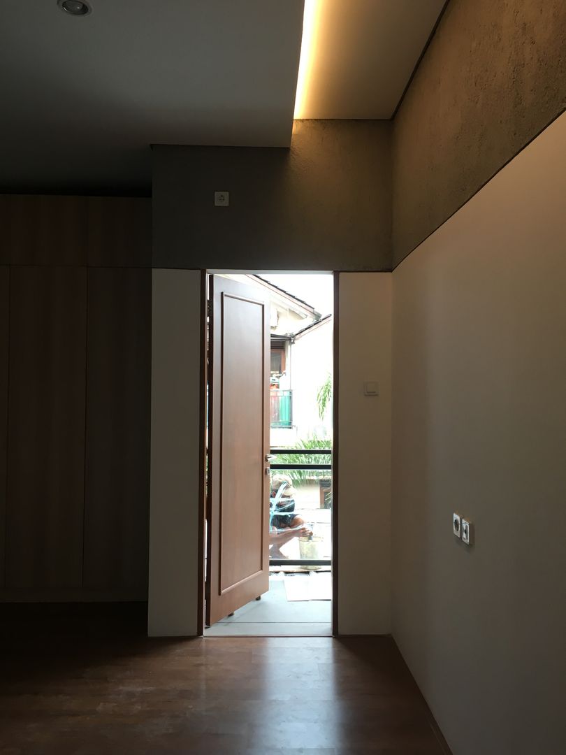 Pintu ke Balkon lantai 2 indra firmansyah architects Koridor & Tangga Minimalis