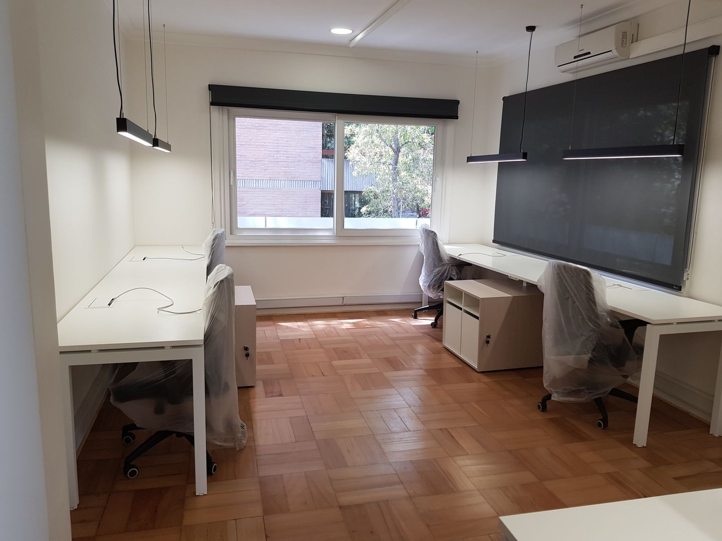 Mobiliario para Coworking en Santiago por SIMPLEMENTE AMBIENTE, SIMPLEMENTE AMBIENTE mobiliarios hogar y oficinas santiago SIMPLEMENTE AMBIENTE mobiliarios hogar y oficinas santiago مساحات تجارية مكاتب العمل والمحال التجارية