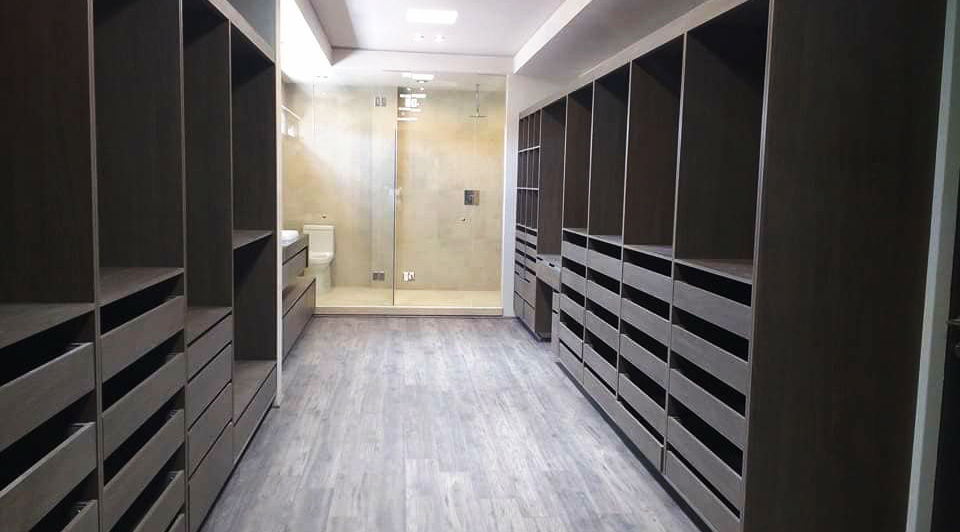 Vestidores, Idee diseño & mobiliario Idee diseño & mobiliario Minimalist dressing room Engineered Wood Transparent