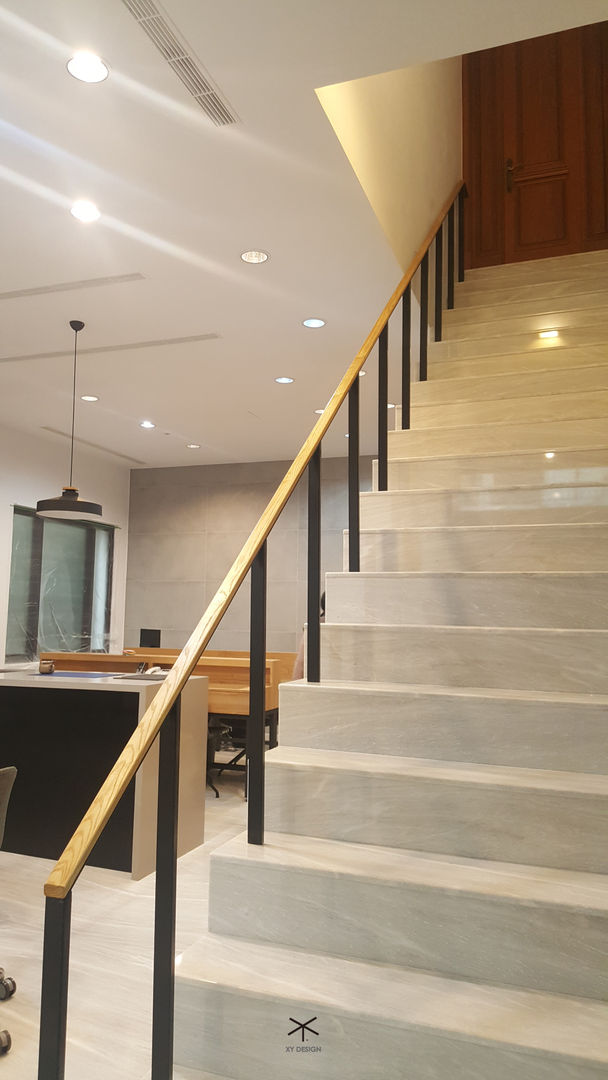 老舊辦公室變身極簡現代風, XY DESIGN - XY 設計 XY DESIGN - XY 設計 Escaleras Escaleras