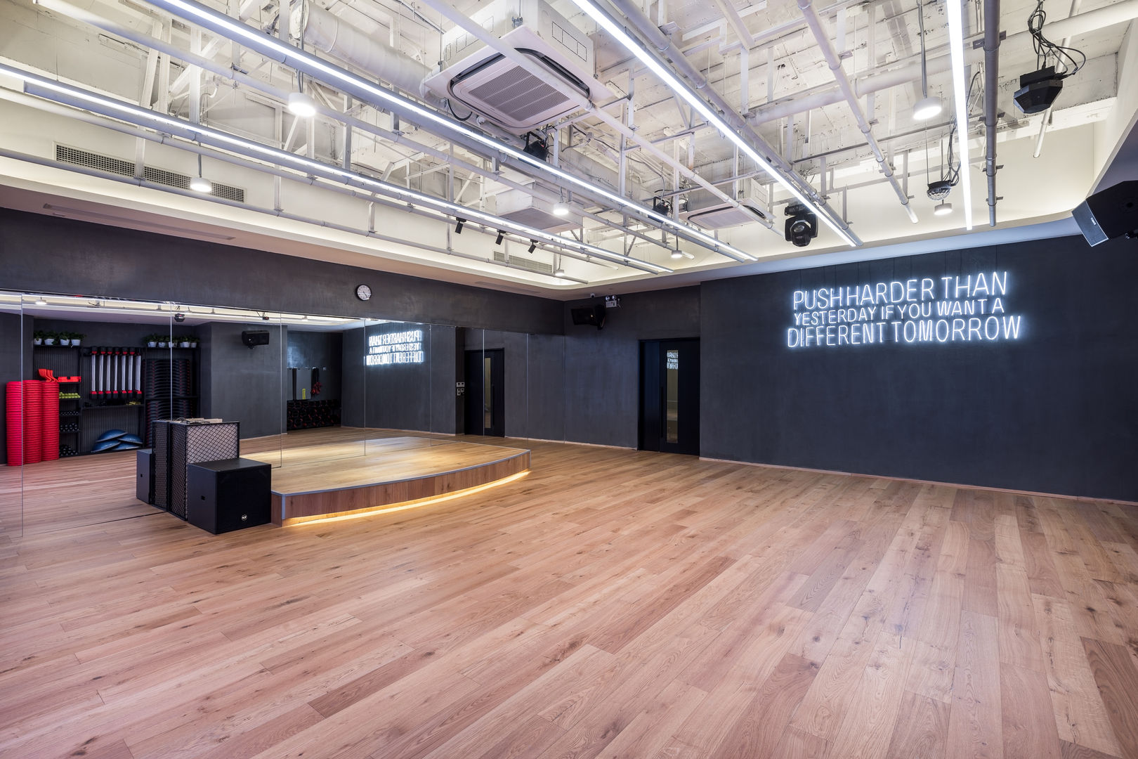 極簡主義的精品健身會所, On Designlab.ltd On Designlab.ltd Minimalist style gym Gym